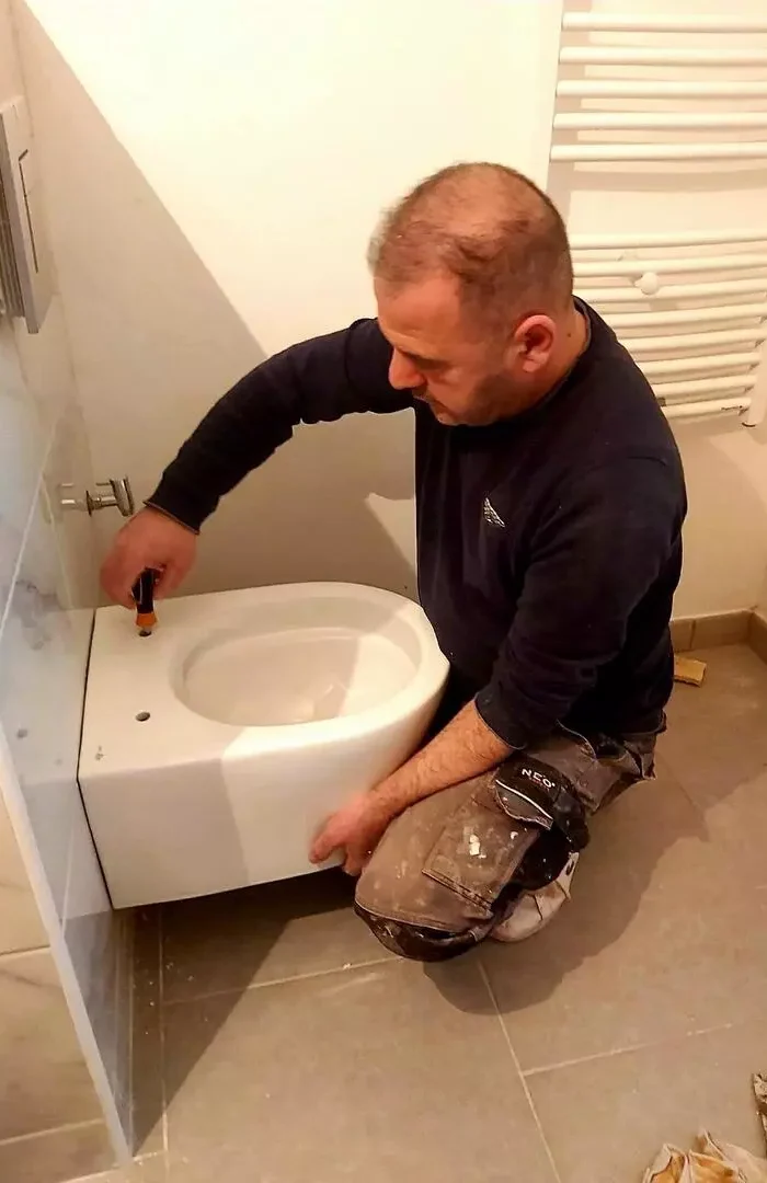 le plombier répare une fuite d'eau à Aulnay-sous-bois